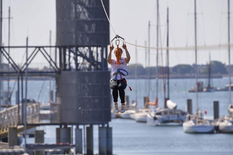 Jeune fille sur la TyRoll à la Cité de la Voile Eric Tabarly à Lorient