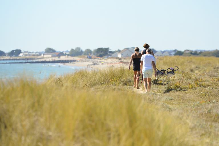 Personnes se promenant sur la presqu'île de Gâvres