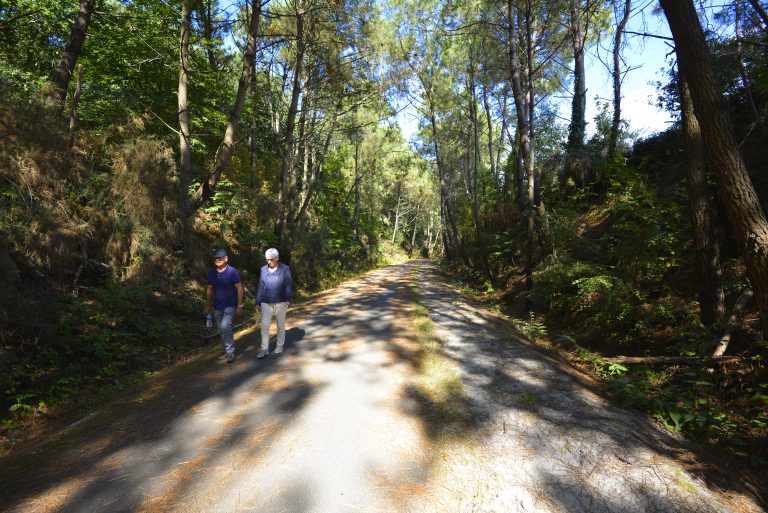 Couple en balade sur la voie verte de Lorient à Ploemeur (Morbihan)