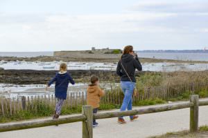 Famille en balade sur la voie vert du littoral à Ploemeur, Morbihan.