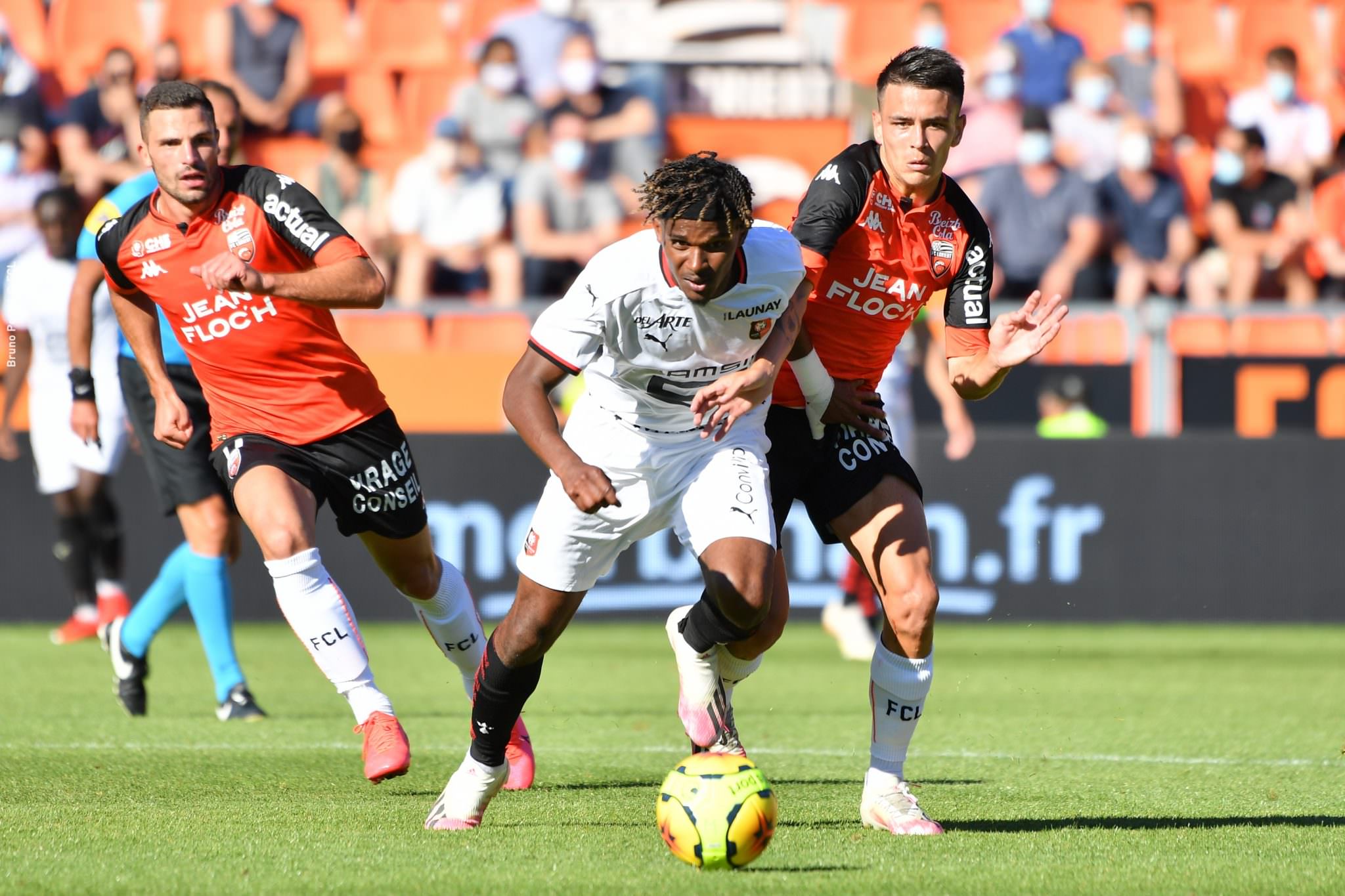 Enzo Le Fée et Quentin Boisgard en pleine action lors d'un match du FC Lorient