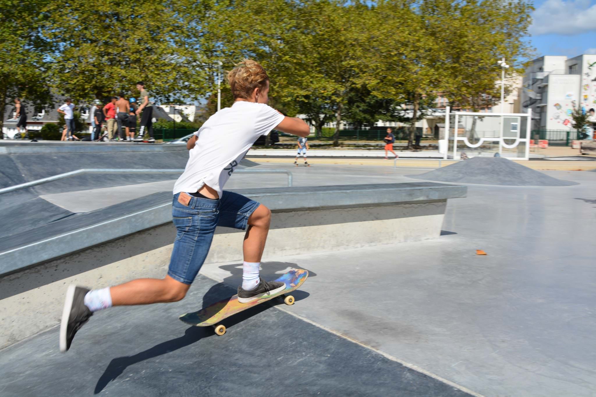 Skateur en pleine action sur la skatepark de Ploemeur