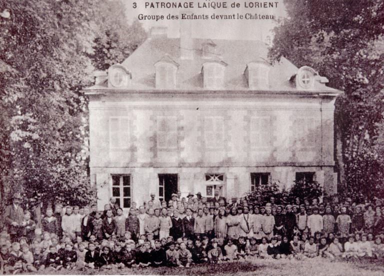 Ploemeur, groupe d'enfants devant le château de Soye.