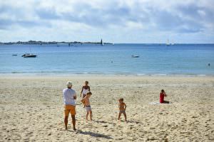 Larmor-Plage, famille sur la plage de la Nourriguel.