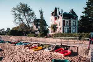 Larmor-Plage, plage de Kernevel et ses villas.