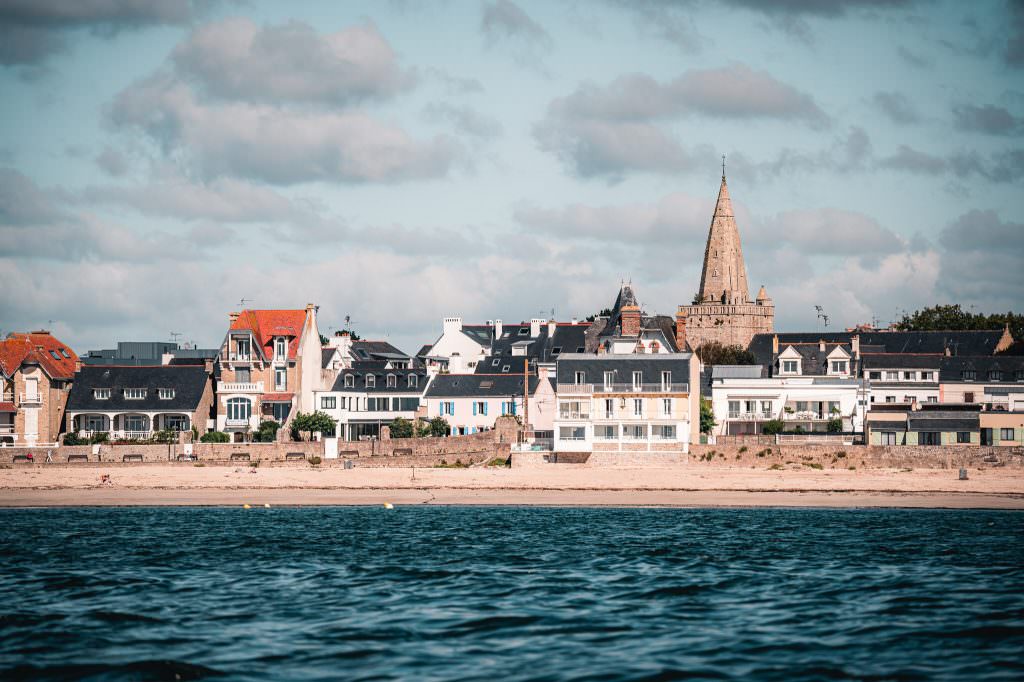 Larmor-Plage, vue de la mer sur la plage de Port-Maria et l'église - ©LEZBROZ - LBST