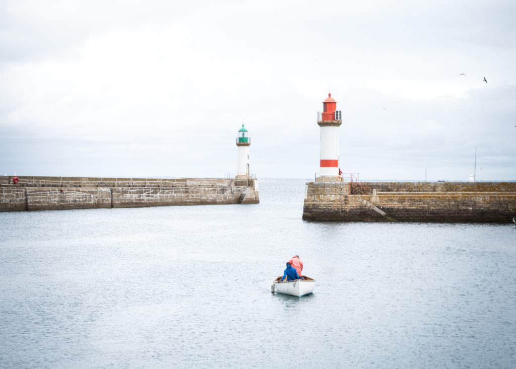 Canot prame devant les 2 phares à l'entrée de Port-Tudy à l'ile de Groix (Morbihan)