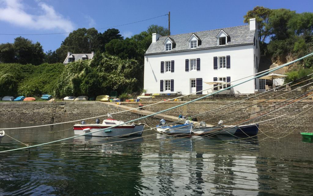 Amarres de bateaux au petit port à Groix, Port-Lay