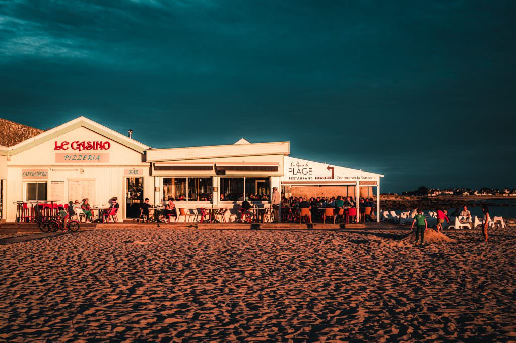 Port-Louis, le restaurant La Grande Plage et sa terrasse sur la plage (Morbihan)