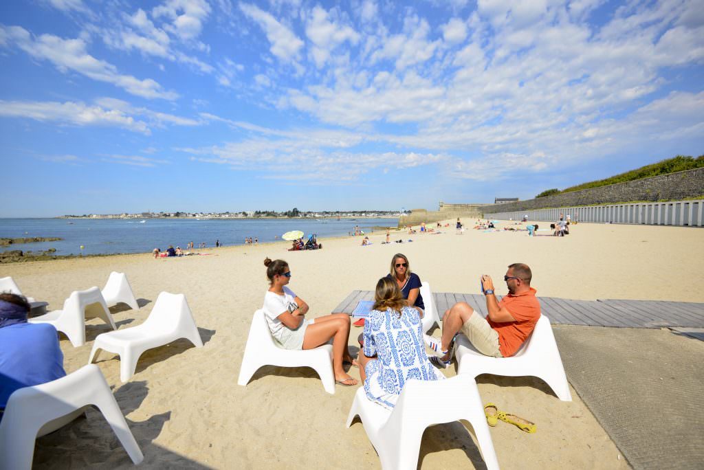 terrasse sur le sable du bar sur la grande plage de Port-Louis Morbihan