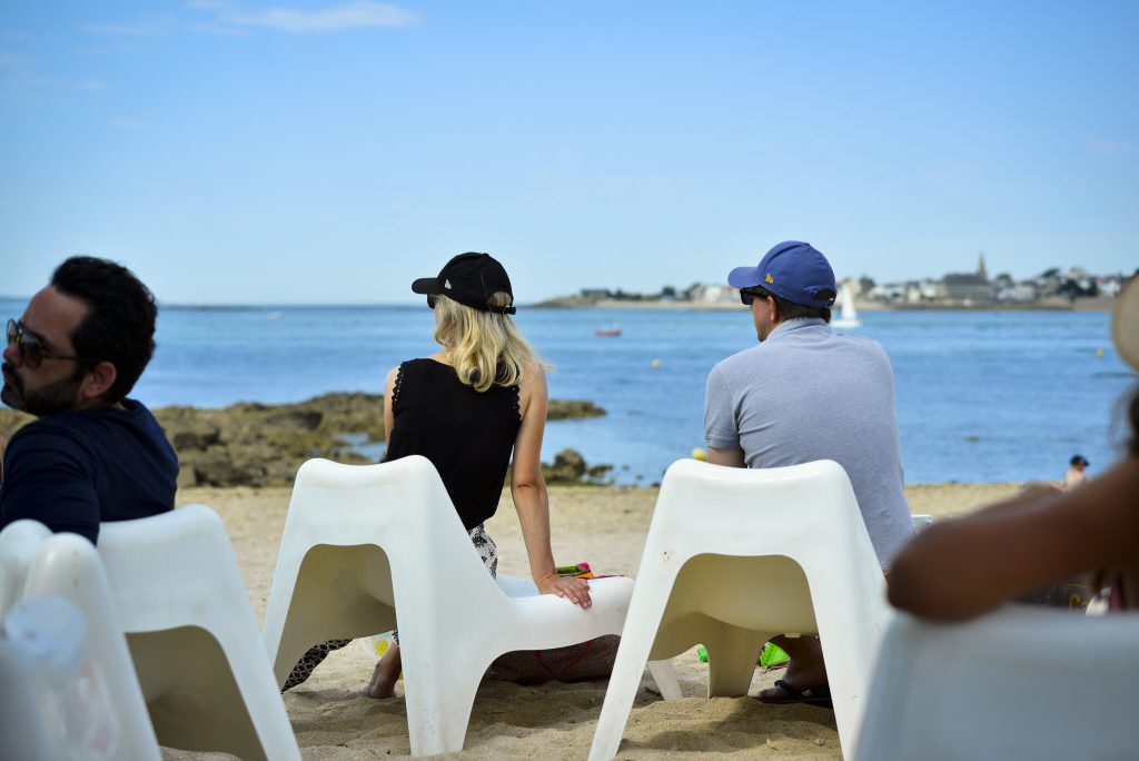 paersonnage sur fauteuils de la terrasse sur la grande plage de Port-Louis Morbihan