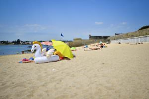 Jeux sur la grande plage de sable à Port-Louis (Morbihan)