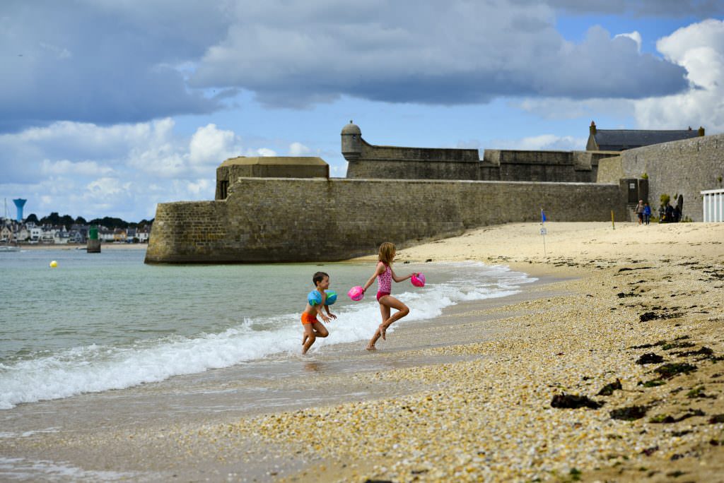 Deux enfant jouant sur la grande plage de Port-Louis