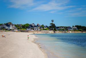 Plage de sable de la cote rouge de Port-Louis (Morbihan)