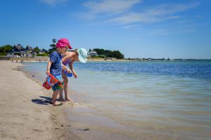 Enfants jouant sur la plage de la cote rouge de Port-Louis Morbihan