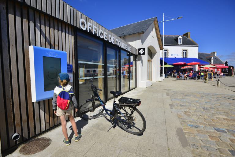 le de Groix, devant l'Office de Tourisme à Port-Tudy (Morbihan)