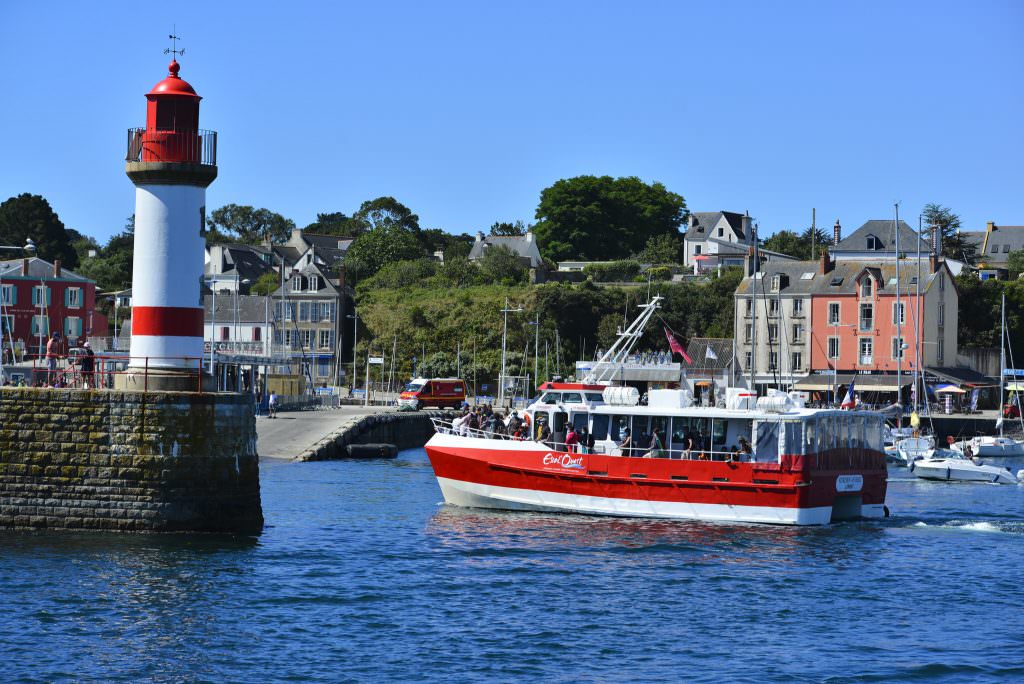 Bateau de passagers entrant à Port-Tudy, île de Groix (Morbihan)