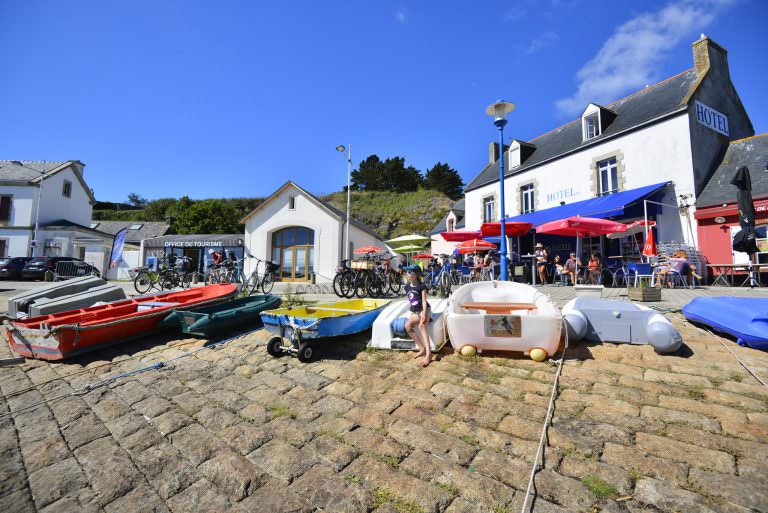 Ile de Groix, annexes de bateaux sur la cale à Port-Tudy