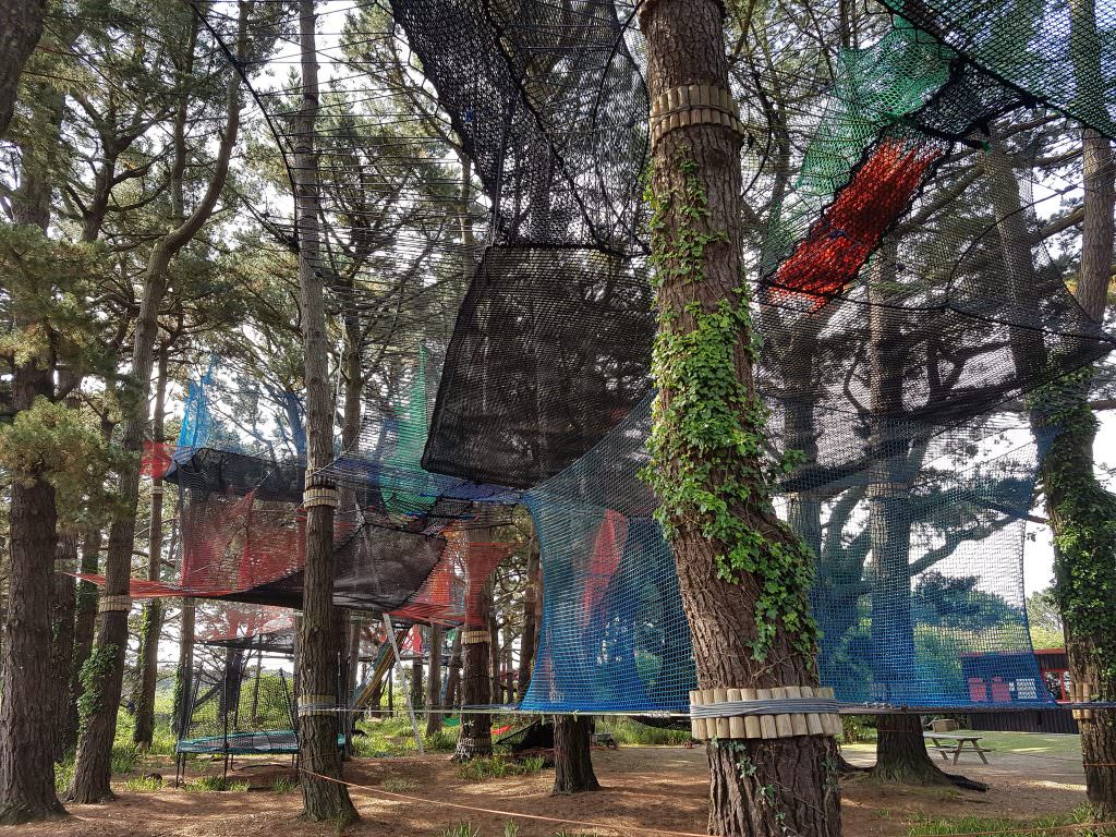 Accrobranche dans les arbres au Parcabout sur l'île de Groix