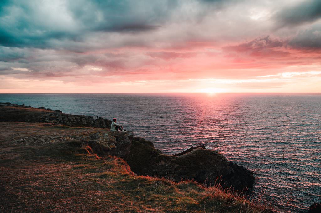 Soleil levant sur la mer, vue des falaises de l'île de Groix