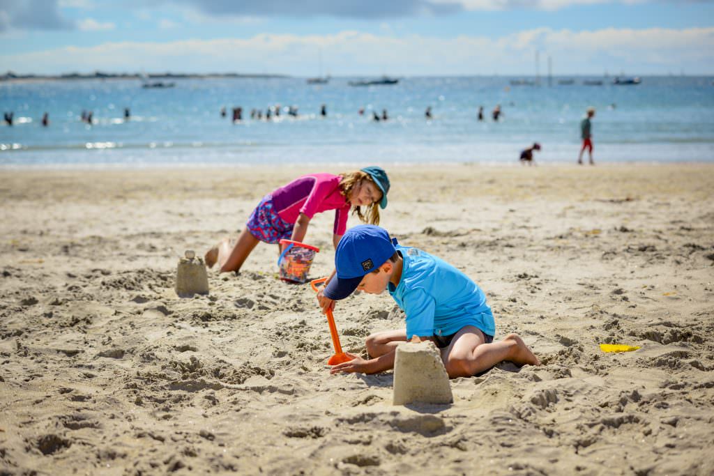 enfants à la plage à larmor plage