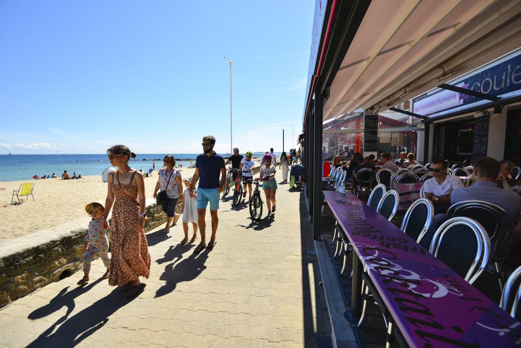 Promeneurs et terrasse de café face à la mer à Port-Maria, Larmor-Plage - ©Emmanuel LEMEE - LBST