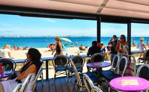 Terrasse de café face à la mer à Port-Maria, Larmor-Plage (Morbihan)