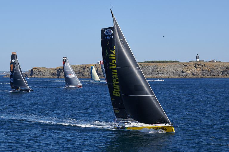 Bateaux de course Imoca au large de l'île de Groix