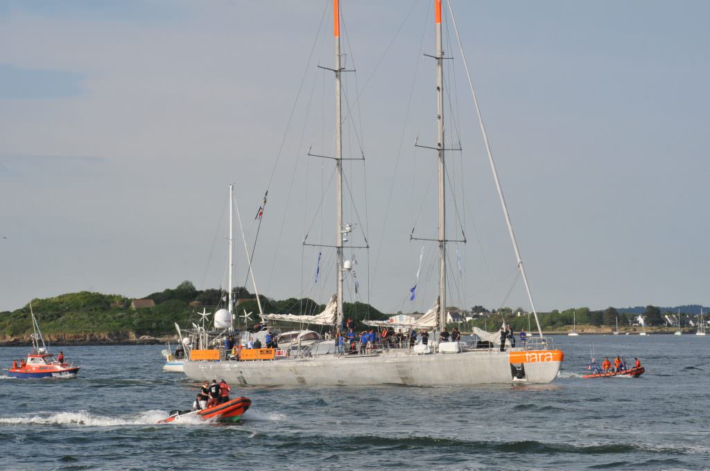 Départ du voiler TARA dans la rade de Lorient.