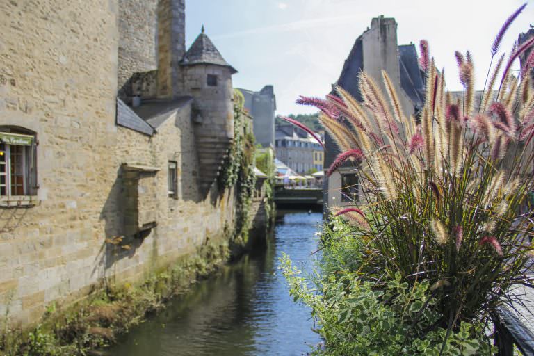 Rivière de l'Odet, rives au coeur de la ville de Quimper (Finistère, Bretagne Sud)