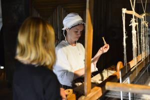 Fileuse de laine en costume d'époque dans une chaumière du village de Poul Fetan à Quistinic (Morbihan) - ©Emmanuel Lemée - LBST fileuse de laine à l'intérieur d'une chaumiere au Village de Poul Fetan, à Quistinic.