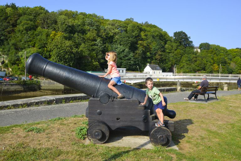 Sur les bords du canal du Blavet en bas des remparts d'Hennebont