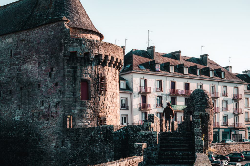 Promenade sur les remparts d'Hennebont et tours Broërec (Morbihan)