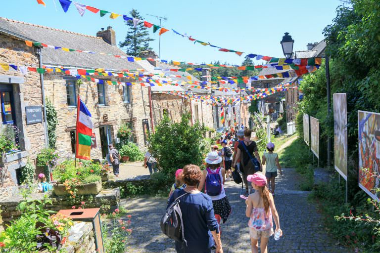 Balade en famille à La Gacilly pendant le festival de photographie, en été (Morbihan, Bretagne Sud)