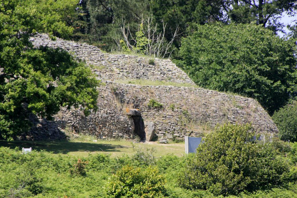 Vue extérieure du cairn de Gavrinis, île du Golfe du Morbihan