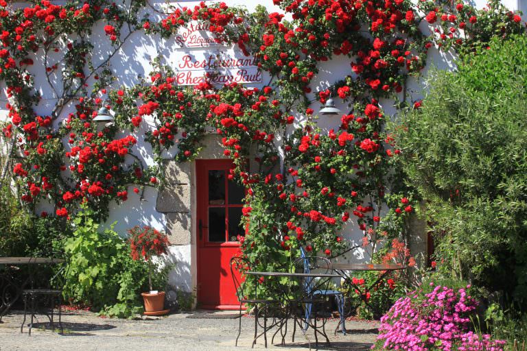 Façade d'un restaurant sur l'île d'Hoedic, dans le Morbihan (Bretagne Sud)