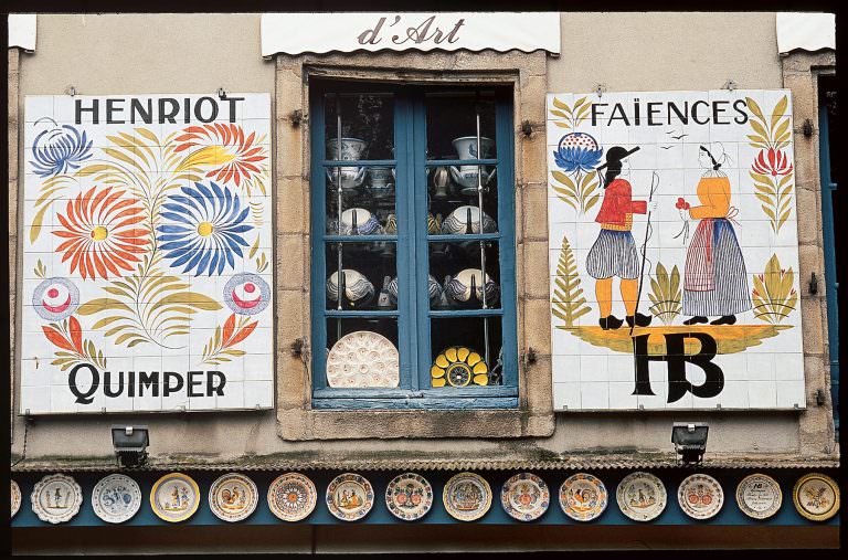 Devanture et façade de la faïencerie Henriot à Quimper (Finistère, Bretagne Sud)