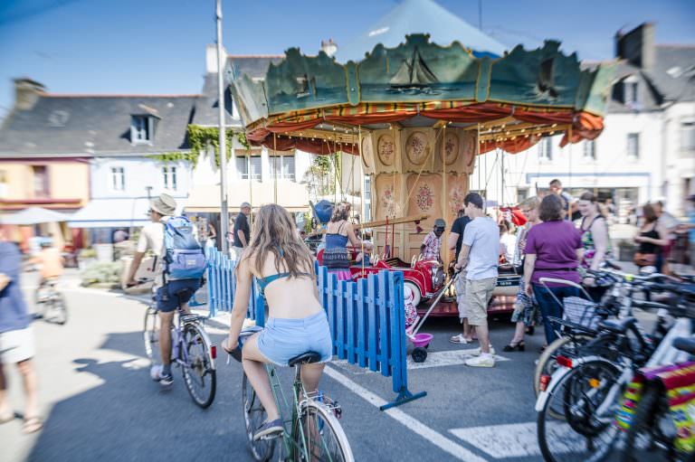 Cyvlistes, balade à vélo et manège dans le bourg de l'ile de Groix