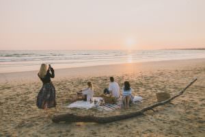 eunes, apéro à la plage et coucher de soleil sur la plage du Loch à Guidel-Plages.