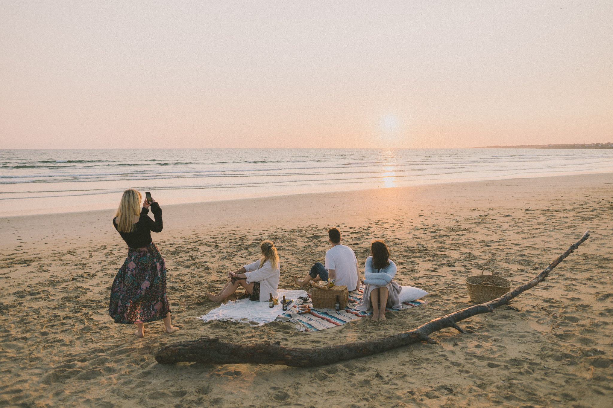 eunes, apéro à la plage et coucher de soleil sur la plage du Loch à Guidel-Plages.