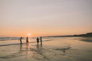 Jeunes à la plage et coucher de soleil sur la plage du Loch à Guidel-Plages.