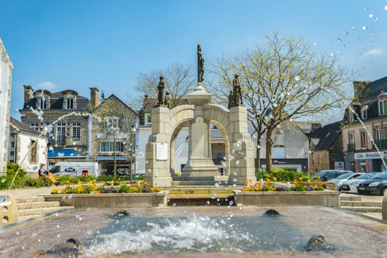 La fontaine dans le bourg de Plouay près de l'église.