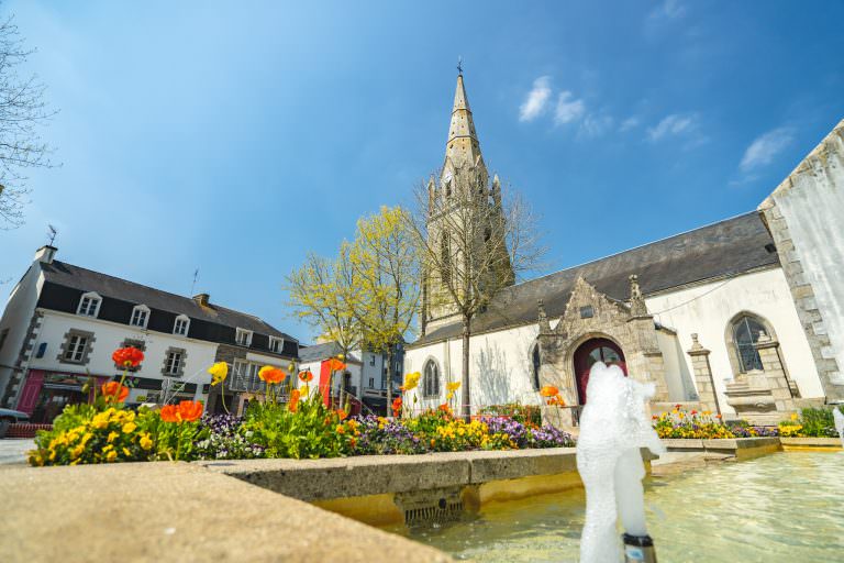 La fontaine, l'église dans le bourg de Plouay (Morbihan)