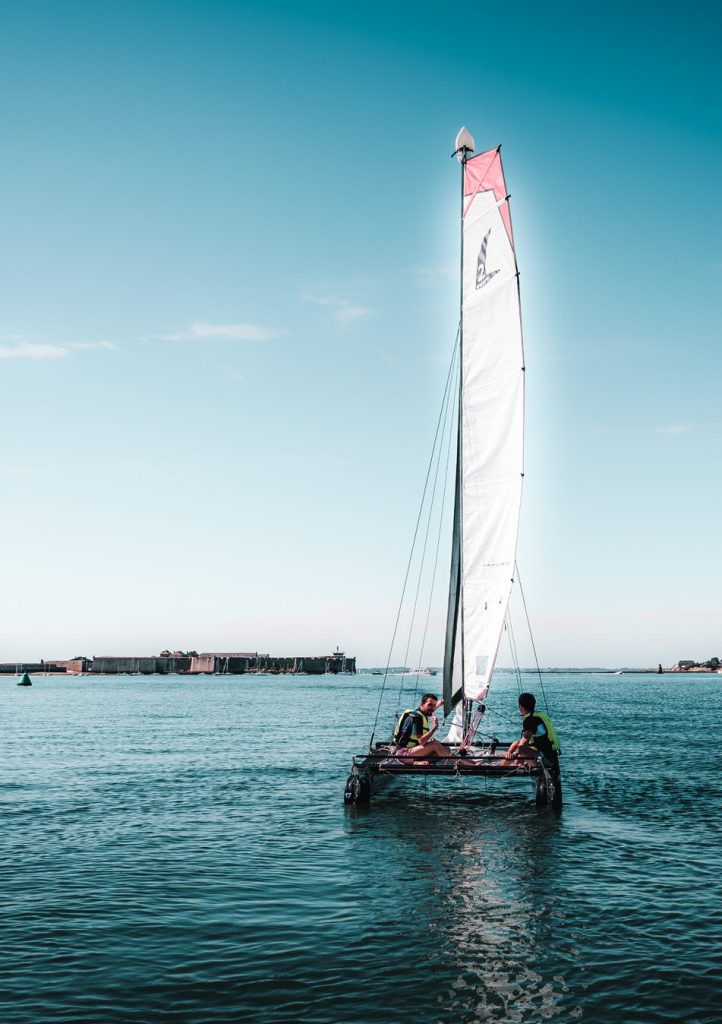 Catamaran sur la rade de Lorient face à Port-Louis