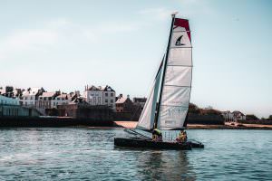 Catamaran sur la rade de Lorient face à Port-Louis