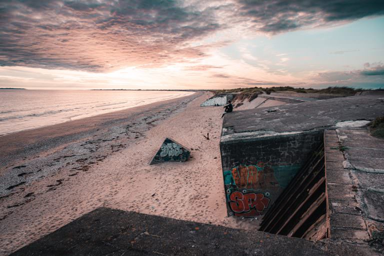 Presqu'île de Gâvres au crépuscule, blockhaus vestiges graffs