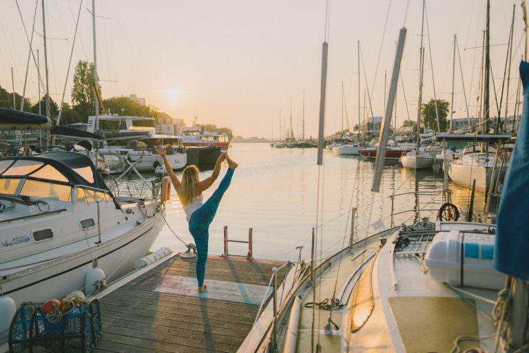 Yoga sur fond de lever de soleil au port de plaisance de Lorient Centre.