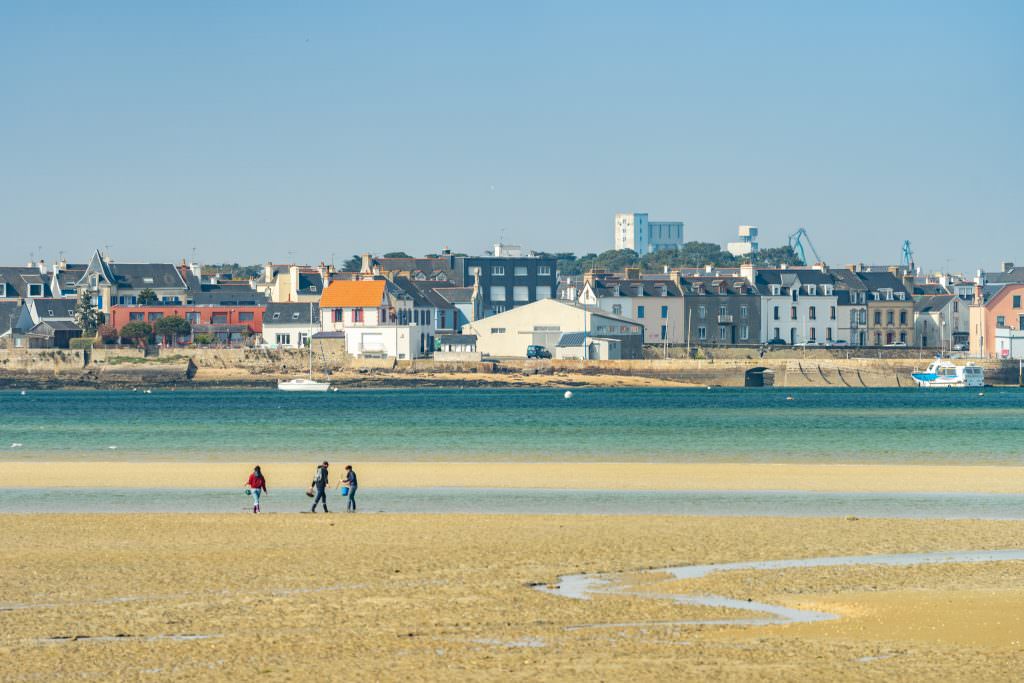 Pêcheurs à pied à marée basse sur la Presqu'île de Gâvres sur la petite mer.