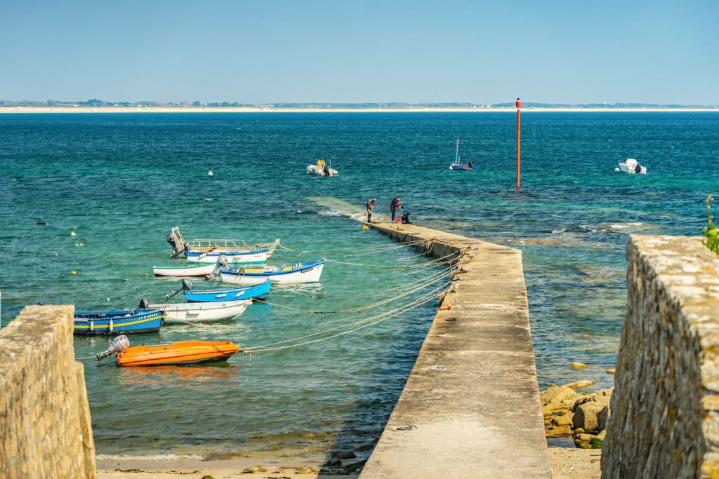 Petits bateaux amarrés à la cale de Porh Guerh à Gâvres.