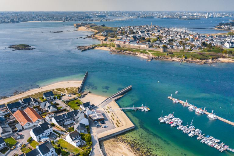 Vue aérienne du port de la Presqu'île de Gâvres et de Port-Louis sur la petite mer.